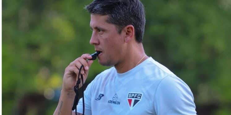 Thiago Carpini vive momento de instabilidade como técnico do São Paulo - (Foto: Reprodução / Internet) Thiago Carpini vive momento de instabilidade como técnico do São Paulo - (Foto: Reprodução / Internet)