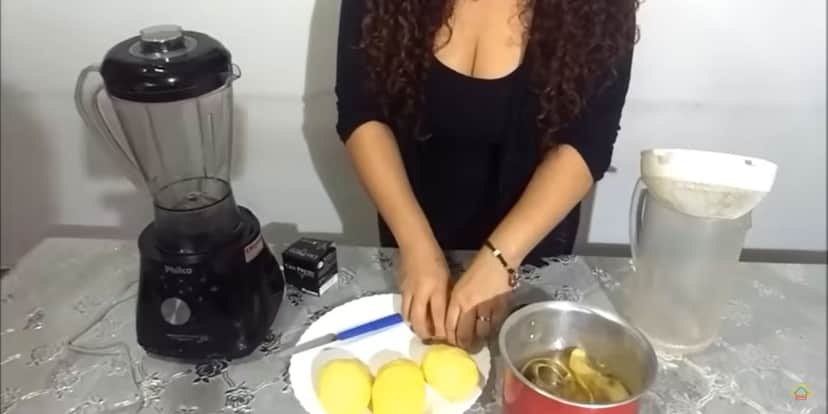 Deixe todos os ingredientes fervendo durante 10 minutos (Reprodução: Youtube) Deixe todos os ingredientes fervendo durante 10 minutos (Reprodução: Youtube)