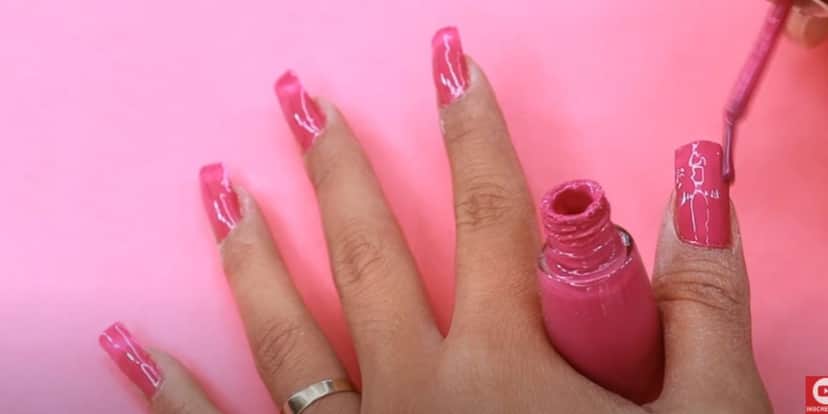 As unhas ficam de maneira muito natural (Reprodução: Youtube) As unhas ficam de maneira muito natural (Reprodução: Youtube)
