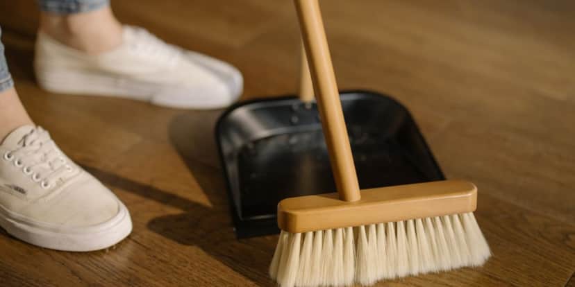 Conheça o método fácil para limpar a casa com a vassoura e sacola plástica - (Foto: Reprodução / Internet) Conheça o método fácil para limpar a casa com a vassoura e sacola plástica - (Foto: Reprodução / Internet)