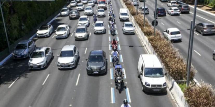 Motoristas em rodovia - Foto: Internet Motoristas em rodovia - Foto: Internet
