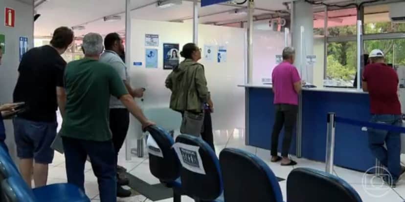 Pessoas na agência do INSS (Foto: Reprodução / Globo) Pessoas na agência do INSS (Foto: Reprodução / Globo)