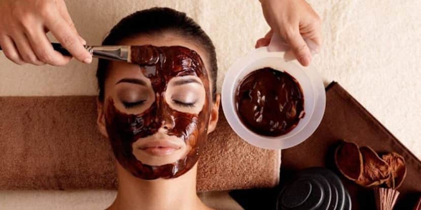 O peeling com café ajuda a remover as manchas (Reprodução: Internet) O peeling com café ajuda a remover as manchas (Reprodução: Internet)