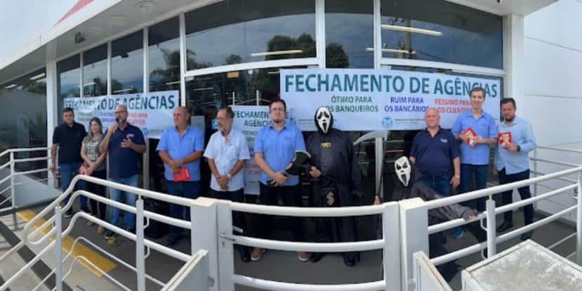 Teve até duas pessoas vestidas de morte (Reprodução/Foto: Sindicato dos Bancários) Teve até duas pessoas vestidas de morte (Reprodução/Foto: Sindicato dos Bancários)