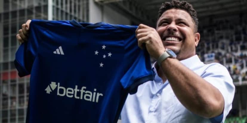 Ronaldo renova contrato com a Bet Fair, patrocínio master do Cruzeiro - (Foto: Reprodução / Internet) Ronaldo renova contrato com a Bet Fair, patrocínio master do Cruzeiro - (Foto: Reprodução / Internet)