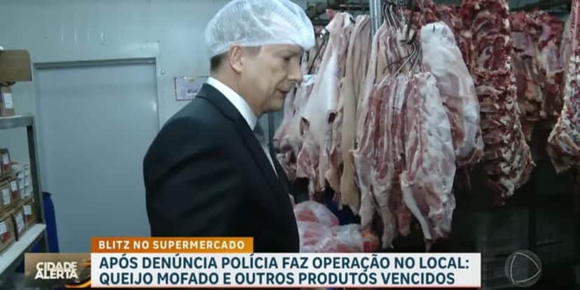 Celso Russomano identificou carnes sem rastreio (Reprodução: Record) Celso Russomano identificou carnes sem rastreio (Reprodução: Record)