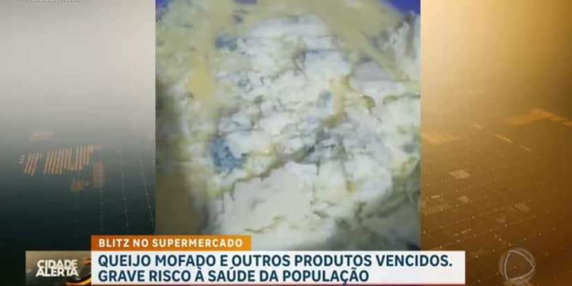Denúncia do queijo extremamente mofado (Reprodução: Record) Denúncia do queijo extremamente mofado (Reprodução: Record)