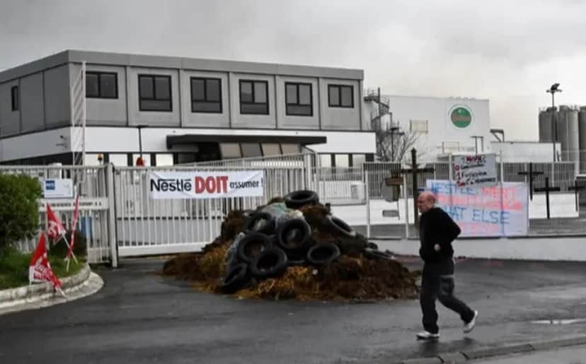 Funcionários queimaram pneus como forma de protesto contra fechamento de fábrica da Nestlé na França após escândalo de pizzas contaminadas (Foto: Reprodução / AFP) Funcionários queimaram pneus como forma de protesto contra fechamento de fábrica da Nestlé na França após escândalo de pizzas contaminadas (Foto: Reprodução / AFP)