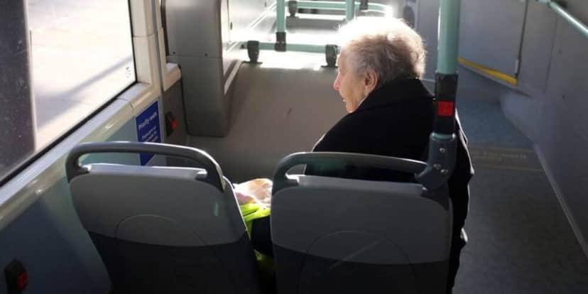 Idosos com renda de até 2 salários mínimos garantem viagens de ônibus de graça (Reprodução: Internet) Idosos com renda de até 2 salários mínimos garantem viagens de ônibus de graça (Reprodução: Internet)