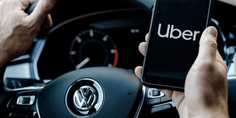 Pessoa dentro do carro com celular na mão - foto: TV Foco Pessoa dentro do carro com celular na mão - foto: TV Foco