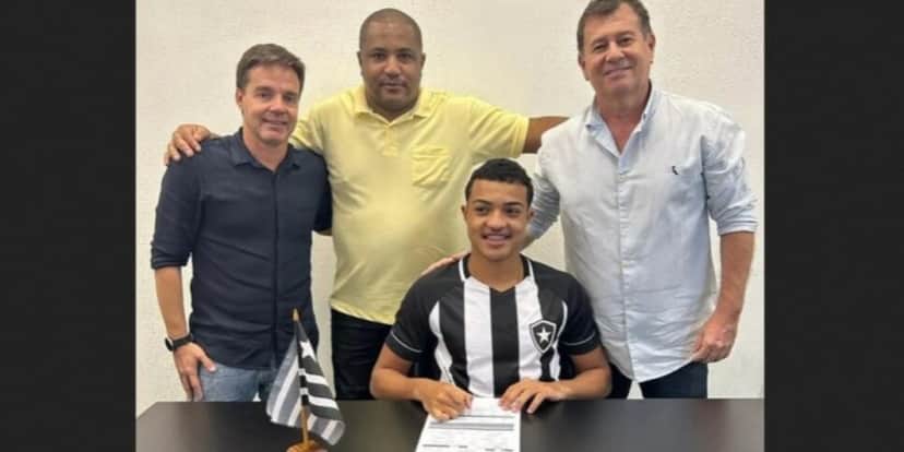 Botafogo assina contrato com Kayke, atacante de 17 anos - (Foto: Reprodução / Internet) Botafogo assina contrato com Kayke, atacante de 17 anos - (Foto: Reprodução / Internet)