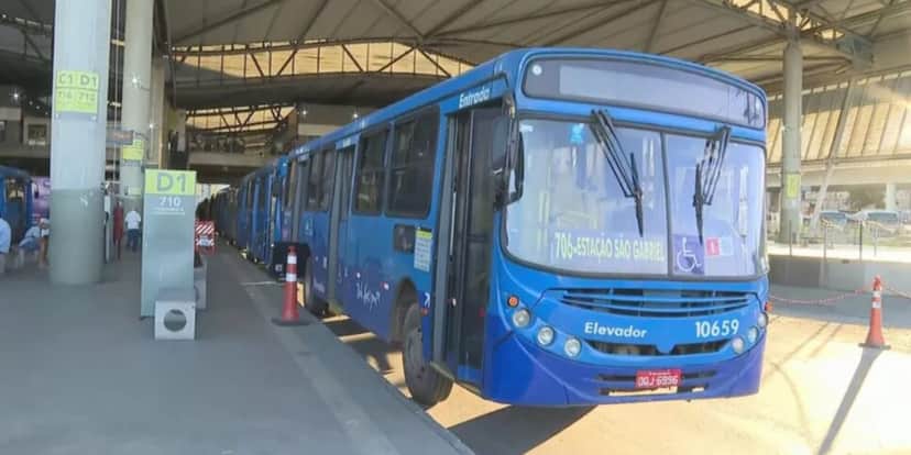 Ônibus de BH sofre reviravolta - Foto: Internet Ônibus de BH sofre reviravolta - Foto: Internet