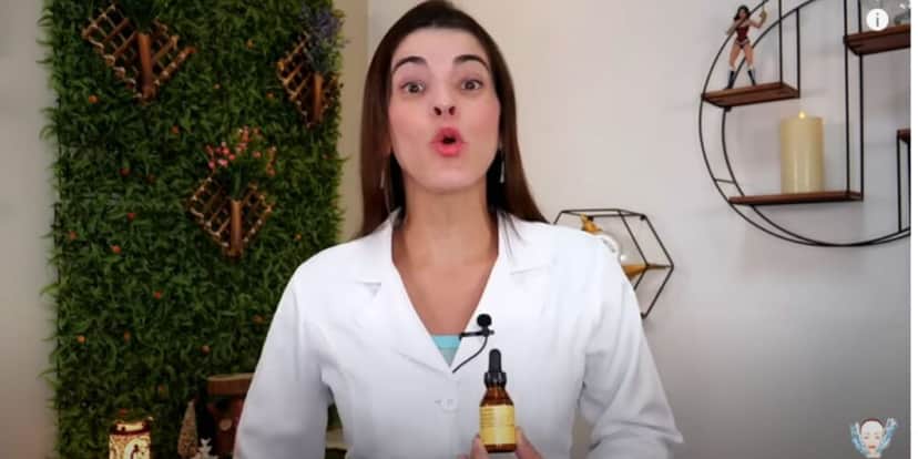 A babosa serve para fazer diversas misturas caseiras (Reprodução: Youtube) A babosa serve para fazer diversas misturas caseiras (Reprodução: Youtube)