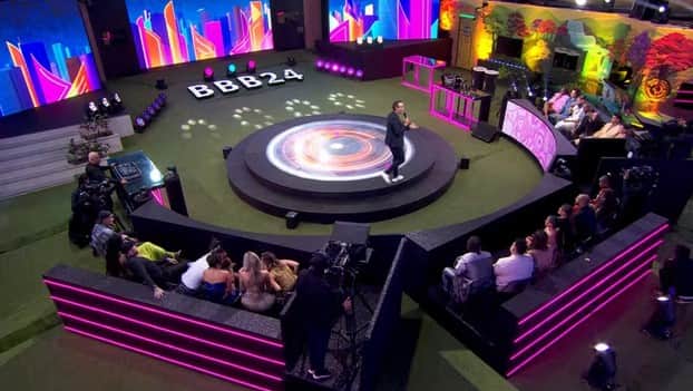 Tadeu conversa com os ex-participantes (Foto: Reprodução / Globo) Tadeu conversa com os ex-participantes (Foto: Reprodução / Globo)