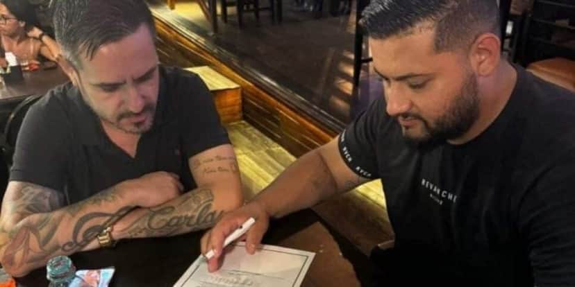 Cantor assina contrato com gravadora poucos dias antes de morrer (Reprodução/Instagram) Cantor assina contrato com gravadora poucos dias antes de morrer (Reprodução/Instagram)