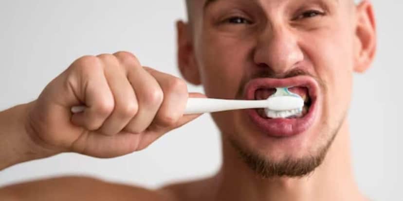 Homem escovando os dentes (Foto: Reprodução / Freepik) Homem escovando os dentes (Foto: Reprodução / Freepik)