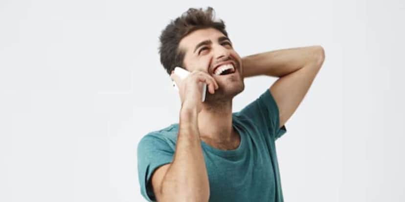 Homem falando no celular (Foto: Reprodução / Freepik) Homem falando no celular (Foto: Reprodução / Freepik)