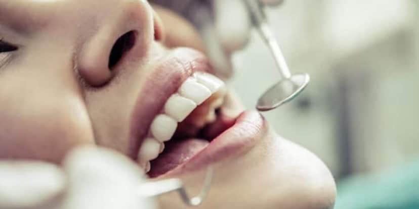 Mulher cuidando do dente (Foto: Reprodução / Freepik) Mulher cuidando do dente (Foto: Reprodução / Freepik)