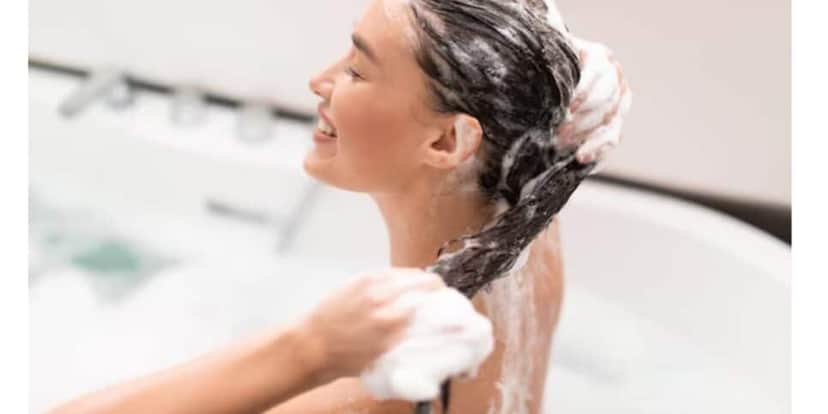 Mulher lavando o cabelo (Foto: Reprodução / Freepik) Mulher lavando o cabelo (Foto: Reprodução / Freepik)
