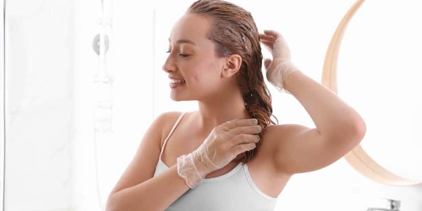 Mulher pintando o cabelo (Foto: Reprodução / Canva) Mulher pintando o cabelo (Foto: Reprodução / Canva)