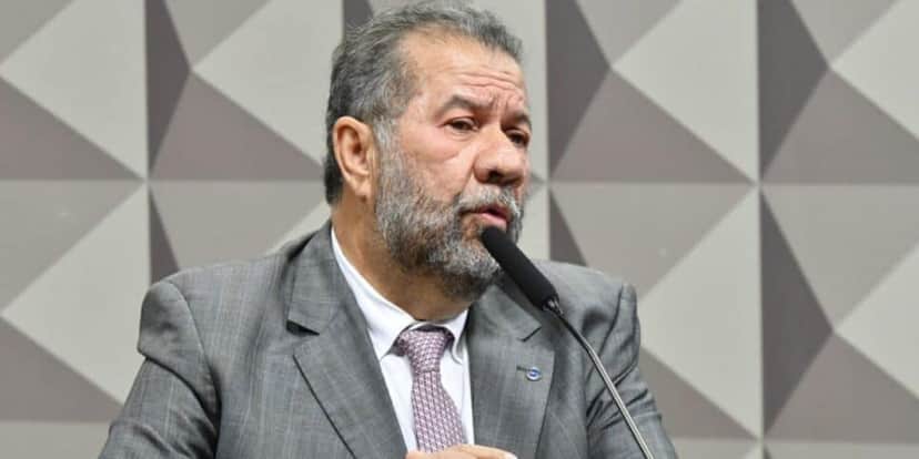 Carlos Lupi comemora a redução no tempo de espera (Reprodução: Geraldo Magela/Agência Senado) Carlos Lupi comemora a redução no tempo de espera (Reprodução: Geraldo Magela/Agência Senado)