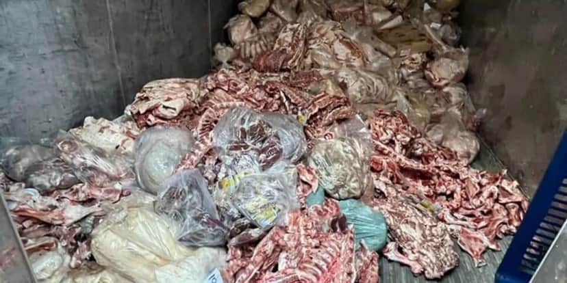 Quase meia tonelada de carnes pararam no lixo (Reprodução: Internet) Quase meia tonelada de carnes pararam no lixo (Reprodução: Internet)