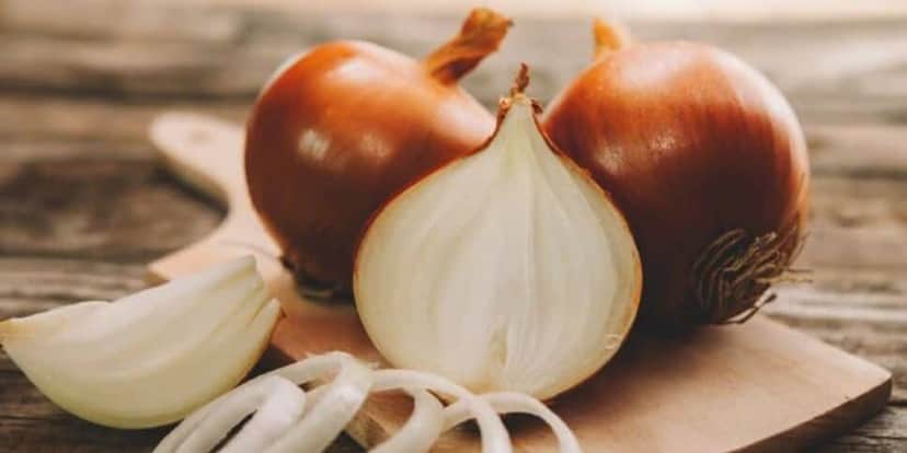 Cebola conta com nutrientes que fortalecem o cabelo e as unhas (Reprodução: Internet) Cebola conta com nutrientes que fortalecem o cabelo e as unhas (Reprodução: Internet)