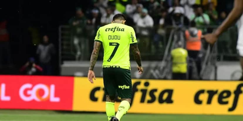 A lesão de Dudu contra o Vasco afasta o atacante dos gramados até os dias de hoje (Reprodução: Marcos Ribolli) A lesão de Dudu contra o Vasco afasta o atacante dos gramados até os dias de hoje (Reprodução: Marcos Ribolli)