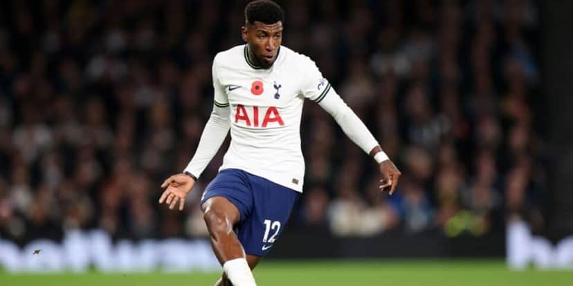 Emerson Royal, lateral direito hoje está na Itália (Reprodução: Tottenham/Divulgação) Emerson Royal, lateral direito hoje está na Itália (Reprodução: Tottenham/Divulgação)