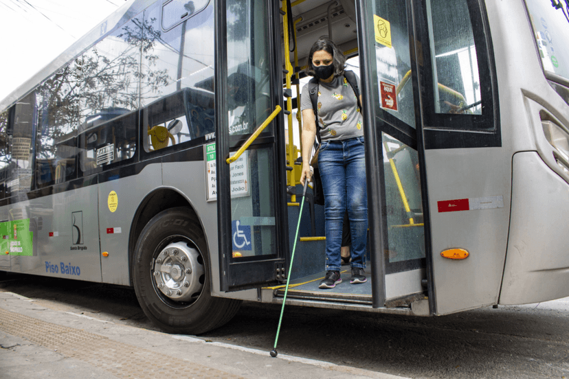 Pessoa com deficiência utilizando o transporte público - foto: SP Trans