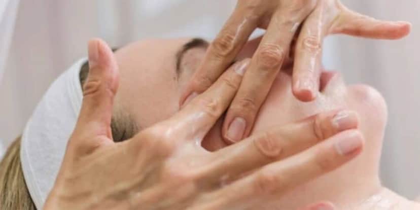 A massagem facial ajuda a deixar a pele com aspecto mais jovem (Reprodução: Internet) A massagem facial ajuda a deixar a pele com aspecto mais jovem (Reprodução: Internet)