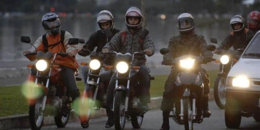 Motoqueiros precisam andar com o farol ligado (Reprodução: Internet) Motoqueiros precisam andar com o farol ligado (Reprodução: Internet)