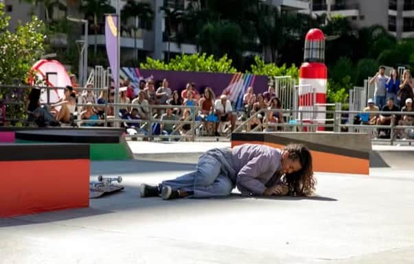 Max sabota o skate de Nicole para prejudicar seu desempenho (Foto: Globo / Manoella Mello) Max sabota o skate de Nicole para prejudicar seu desempenho (Foto: Globo / Manoella Mello)