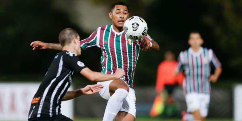 Paollo Madeira jogando pelo Estrela Amadora (Foto: Divulgação) Paollo Madeira jogando pelo Estrela Amadora (Foto: Divulgação)