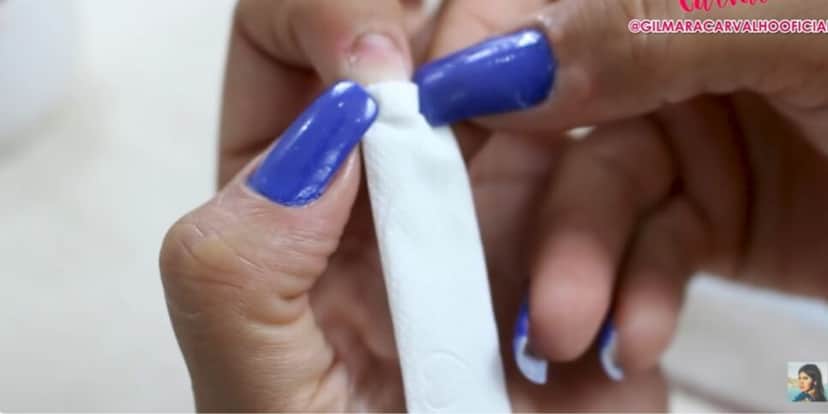 Alongue sua unha com papel higiênico (Reprodução: Youtube) Alongue sua unha com papel higiênico (Reprodução: Youtube)