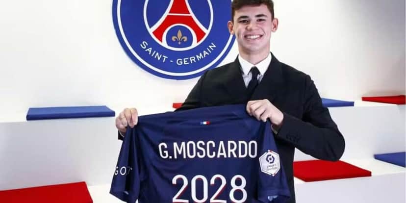 Gabriel Moscardo com a camisa do PSG alusiva ao contrato até 2028 — Foto: Divulgação / PSG Gabriel Moscardo com a camisa do PSG alusiva ao contrato até 2028 — Foto: Divulgação / PSG