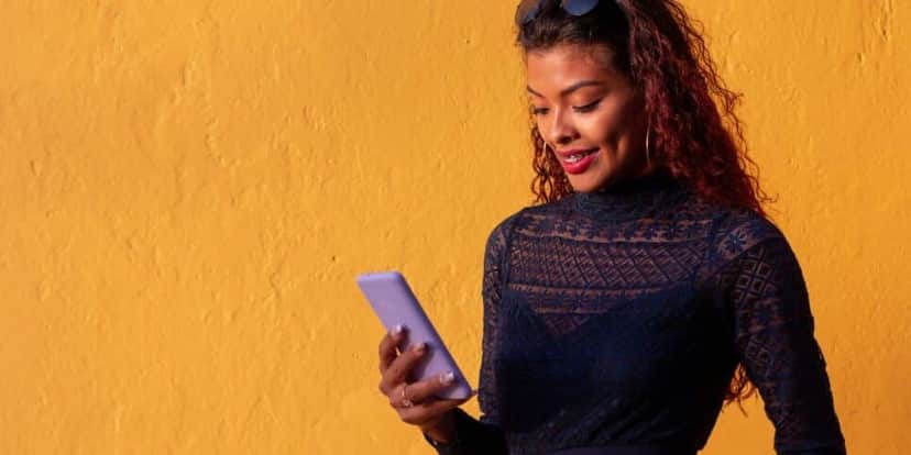 Mulher olhando o celular (Foto: Reprodução / Canva) Mulher olhando o celular (Foto: Reprodução / Canva)