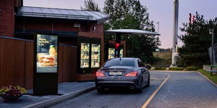 Rede de fast-food faz teste com IA em atendimentos do drive thru (Reprodução/Digital Signage Today) Rede de fast-food faz teste com IA em atendimentos do drive thru (Reprodução/Digital Signage Today)