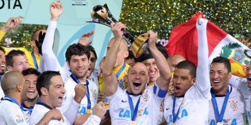Corinthians com seu título de campeão mundial (Foto: Toshifumi Kitamura/AFP) Corinthians com seu título de campeão mundial (Foto: Toshifumi Kitamura/AFP)
