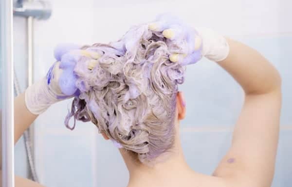 Use produtos específicos para cabelos brancos e grisalhos (Foto Reprodução/Freepik) Use produtos específicos para cabelos brancos e grisalhos (Foto Reprodução/Freepik)