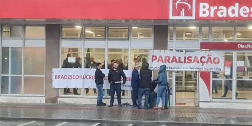 Protesto de funcionário do Bradesco - (Foto: Reprodução / Internet) Protesto de funcionário do Bradesco - (Foto: Reprodução / Internet)