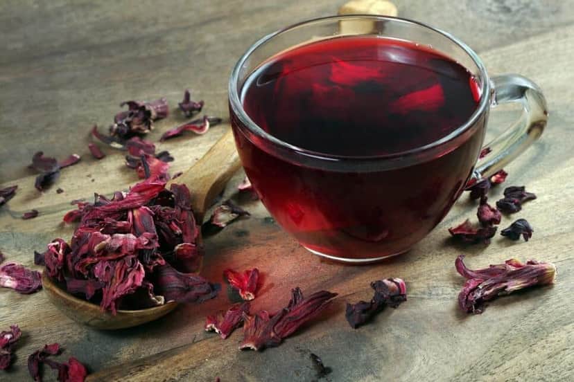 Chá de hibisco e canela desincha a barriga (Foto: Reprodução / Canva) Chá de hibisco e canela desincha a barriga (Foto: Reprodução / Canva)