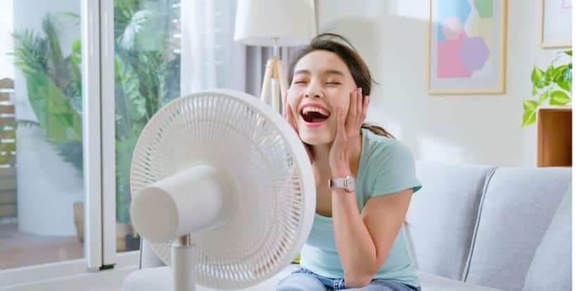 Moça em frente ao ventilador (Foto: Reprodução / Canva) Moça em frente ao ventilador (Foto: Reprodução / Canva)