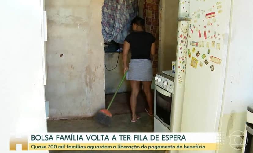 Bolsa Família volta a ter fila de espera conforme destacado no Jornal Hoje pelo substituto de Tralli (Foto: Reprodução / Globo) Bolsa Família volta a ter fila de espera conforme destacado no Jornal Hoje pelo substituto de Tralli (Foto: Reprodução / Globo)