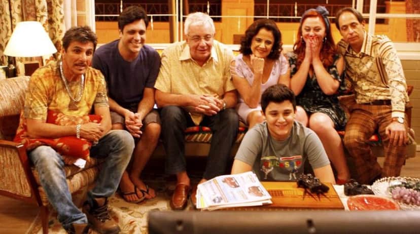 Elenco de A Grande Família, reunidos na frente da TV no último episódio do seriado (Foto: Reprodução/ Gustavo Stephan/ O Globo) Elenco de A Grande Família, reunidos na frente da TV no último episódio do seriado (Foto: Reprodução/ Gustavo Stephan/ O Globo)