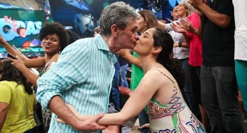 Apresentador já demonstrou seu afeto pela esposa no programa (Foto: Reprodução/ Altas Horas/ TV Globo) Apresentador já demonstrou seu afeto pela esposa no programa (Foto: Reprodução/ Altas Horas/ TV Globo)