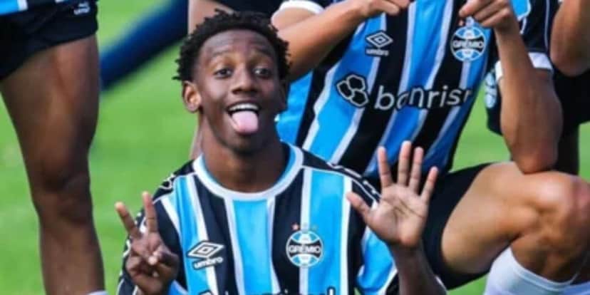 Gabriel Mec tem apenas 16 anos e já é considerado grande revelação do futebol brasileiro (Reprodução: Rodrigo Fatturi) Gabriel Mec tem apenas 16 anos e já é considerado grande revelação do futebol brasileiro (Reprodução: Rodrigo Fatturi)