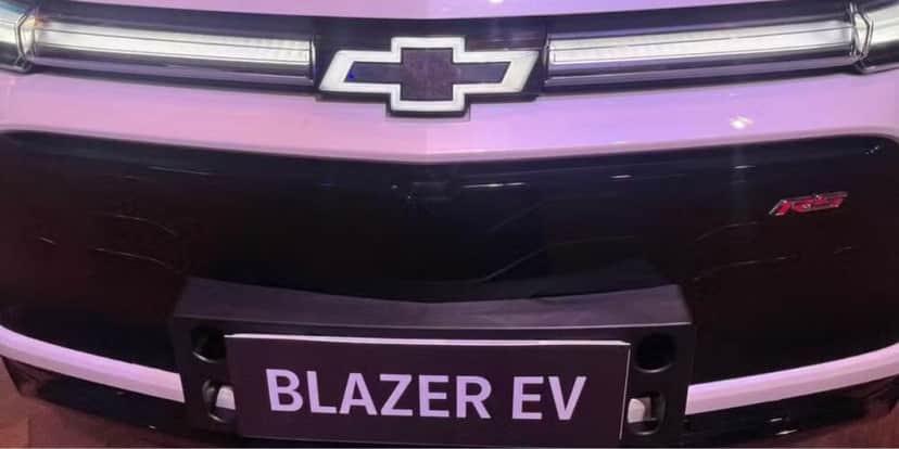 Chevrolet Blazer EV tem a "gravatinha" dianteira iluminada — Foto: Vitória Drehmer/Autoesporte Chevrolet Blazer EV tem a "gravatinha" dianteira iluminada — Foto: Vitória Drehmer/Autoesporte