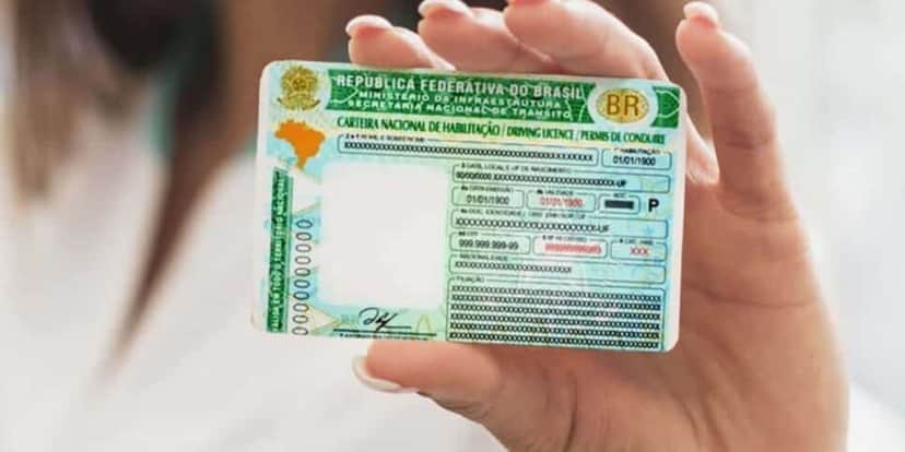 Lei de trânsito atinge documento de motoristas com 50, 60 e 70 anos - (Foto: Reprodução / Internet) Lei de trânsito atinge documento de motoristas com 50, 60 e 70 anos - (Foto: Reprodução / Internet)