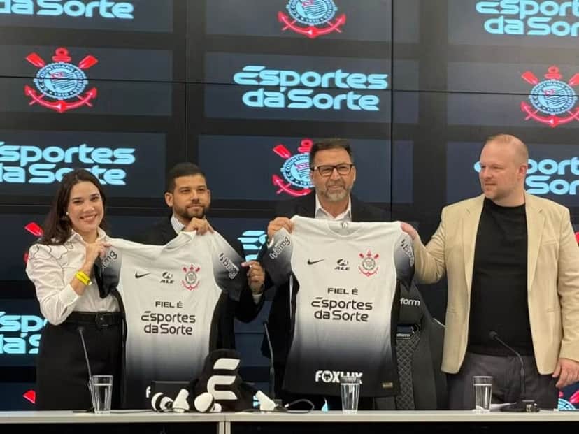 Augusto Melo apresenta camisa com novo patrocinador (Foto: Emilio Botta) Augusto Melo apresenta camisa com novo patrocinador (Foto: Emilio Botta)